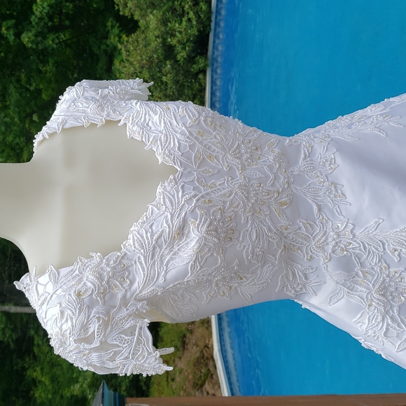 HOST PICK. Read Below. Oleg Cassini Cap Sleeve Wedding Gown Size 4 - Picture 5 of 15